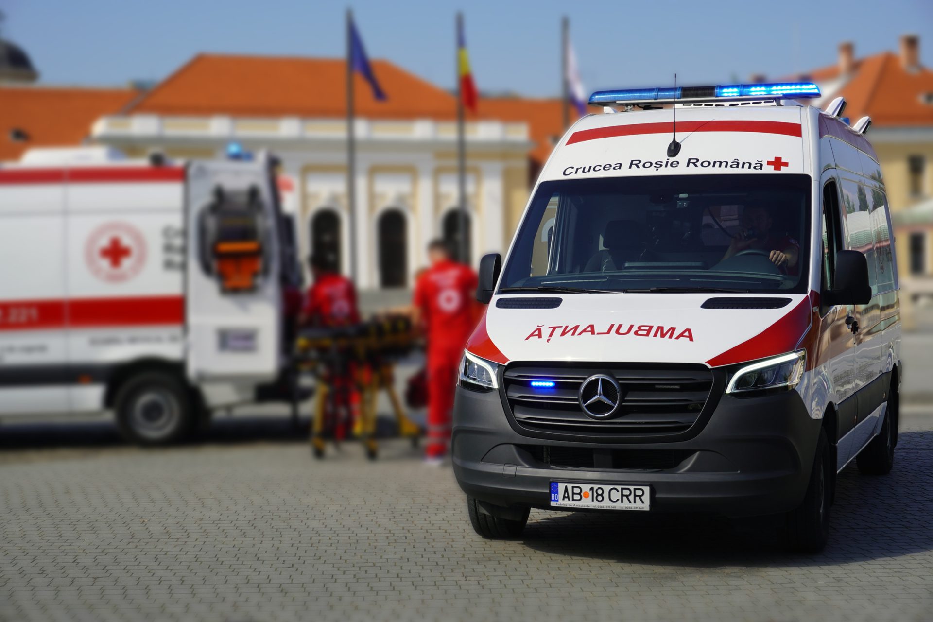 Ambulanță privată modernă Crucea Roșie Alba disponibilă pentru transport pacienți