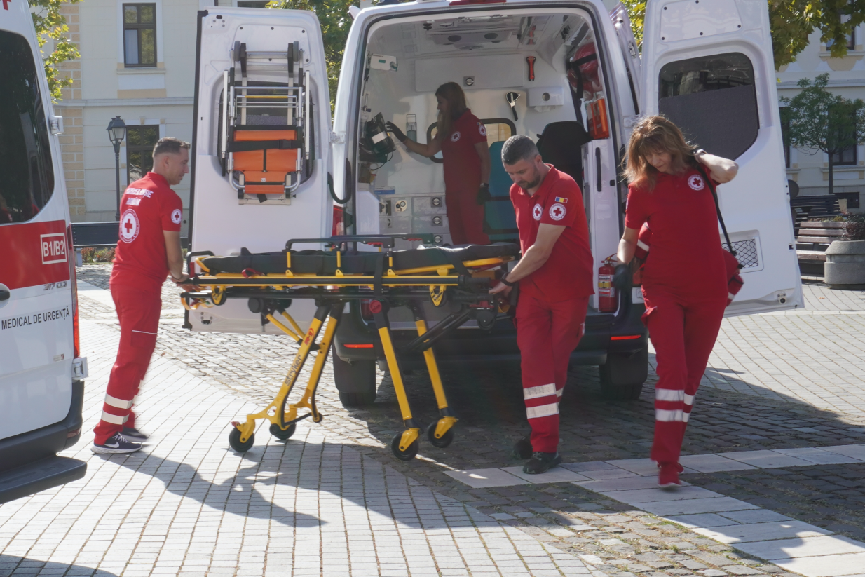 Personal medical Crucea Roșie Alba lângă ambulanțe de transport pacienți